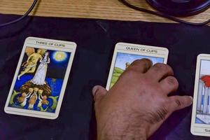 ung man läsning tarot kort till hans klient, mexico latin Amerika foto