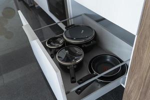 rostfri stål köksutrustning mot mörk grå bakgrund. ny matlagning redskap. foto