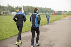 joggning i parkera. studenter springa i stadion. foto