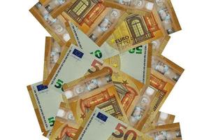 50 euro räkningar flygande ner isolerat på vit. många sedlar faller med vit copy på vänster och rätt sida foto