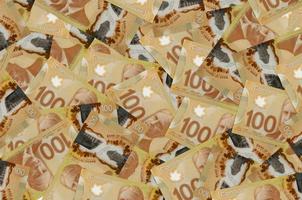 100 kanadensisk dollar räkningar lögner i stor lugg. rik liv konceptuell bakgrund foto