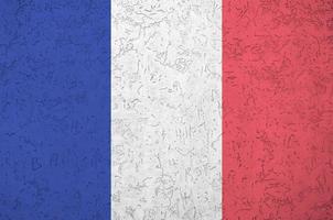 Frankrike flagga avbildad i ljus måla färger på gammal lättnad putsning vägg. texturerad baner på grov bakgrund foto