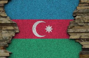 azerbaijan flagga avbildad i måla färger på gammal sten vägg närbild. texturerad baner på sten vägg bakgrund foto