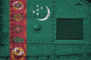 turkmenistan flagga avbildad på sida del av militär armerad tank närbild. armén krafter konceptuell bakgrund foto