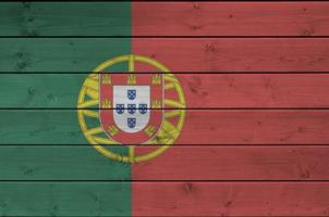 portugal flagga avbildad i ljus måla färger på gammal trä- vägg. texturerad baner på grov bakgrund foto