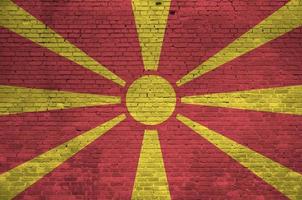 macedonia flagga avbildad i måla färger på gammal tegel vägg. texturerad baner på stor tegel vägg murverk bakgrund foto