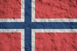 Norge flagga avbildad i ljus måla färger på gammal lättnad putsning vägg. texturerad baner på grov bakgrund foto