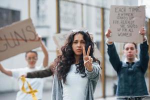 motbevisa mig. grupp feministiska kvinnor protesterar för sina rättigheter utomhus foto