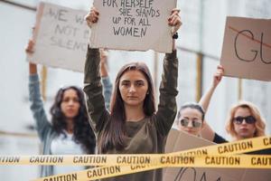 sociala frågor. grupp feministiska kvinnor protesterar för sina rättigheter utomhus foto