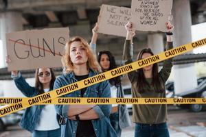 tittar långt bort. grupp feministiska kvinnor protesterar för sina rättigheter utomhus foto