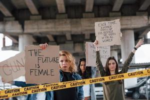 makten är inte i majoritet. grupp feministiska kvinnor protesterar för sina rättigheter utomhus foto
