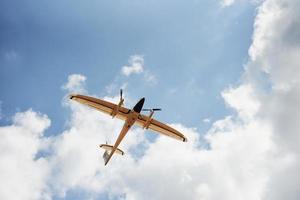 modern små avlägsen kontrollerade vit färgad plan flygande upp i de himmel foto