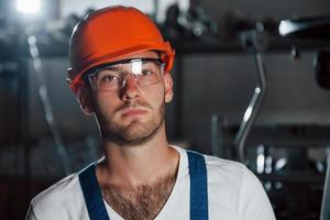 porträtt av ingenjör i metallurgisk fabrik i skyddande hjälm och glasögon foto