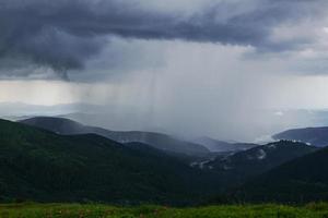 regn falls långt bort. majestätisk karpater berg. skön landskap. hisnande se foto