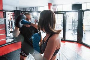 fullt koncentrerad. atletisk ung människor ha sparring på de boxning ringa foto