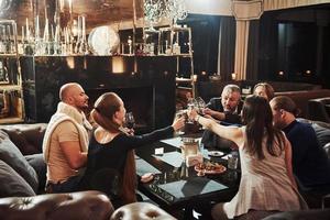 till sist vi träffade detta natt. familj vänner har trevlig tid i skön lyx modern restaurang foto