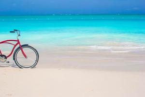 cykla på en tropisk strand mot det turkosa havet och den blå himlen foto