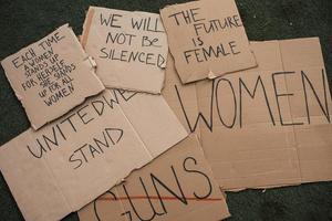 vi kommer inte vara tystad. grupp av banderoller med annorlunda feminist citat liggande på de jord foto