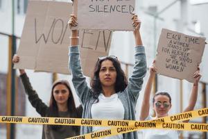 horisontell skott. grupp av feminist kvinnor ha protest för deras rättigheter utomhus foto