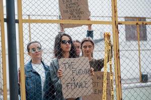 urban plats. grupp av feminist kvinnor ha protest för deras rättigheter utomhus foto