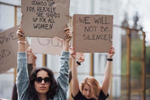 offer vill vara hört. grupp av feminist kvinnor ha protest för deras rättigheter utomhus foto