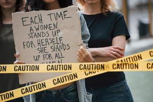 tyst protesterar människor. grupp av feminist kvinnor ha protest för deras rättigheter utomhus foto