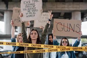 snälla du höra oss ut. grupp av feminist kvinnor ha protest för deras rättigheter utomhus foto