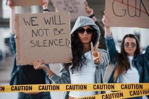 europeisk människor. grupp av feminist kvinnor ha protest för deras rättigheter utomhus foto