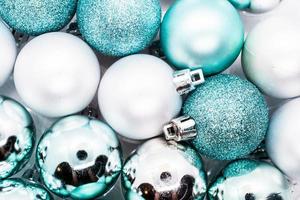 ljusblå och silver julgranskulor foto