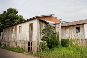 manacapuru, Amazonas, Brasilien november 18 2022 gammal trä- hus den där är allmänning i de amazon område av Brasilien foto