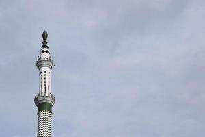 moské torn i Indonesien. moské med islamic bakgrund foto