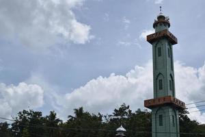 moské torn i Indonesien. moské med islamic bakgrund foto