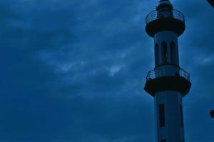 moské torn i Indonesien. moské med islamic bakgrund foto