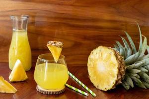 färsk ananas cocktail med färsk ananas. sommar dryck begrepp. foto