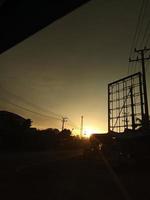 elektrisk kabel- torn gyllene solnedgång silhuett foto
