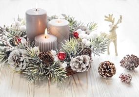 dekorerad första advent krans från gran och vintergröna grenar med brinnande ljus, tradition i de tid innan jul. foto