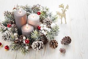 dekorerad första advent krans från gran och vintergröna grenar med brinnande ljus, tradition i de tid innan jul. foto