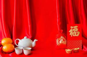 kinesisk ny år bakgrund med röd kuvert paket betyda rikedom, mening betyda Maj Allt gå väl, bra förmögenhet och vinst tackor, röd väska ord betyder rikedom på röd satin trasa bakgrund. foto