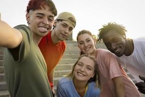 multietnisk grupp av ung människor tar en selfie foto