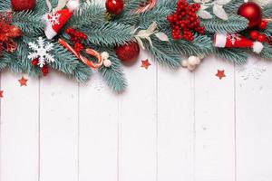 jul sammansättning tillverkad från tall träd, stjärnor och festlig dekorationer topp se. xmas platt lägga foto