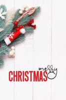 glad jul text med xmas sammansättning tillverkad från tall träd, snöflingor och festlig dekorationer topp se foto