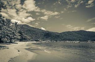 den stora tropiska ön ilha grande abraao beach brazil. foto