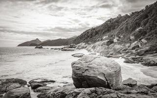 stenar vågor praia lopes mendes beach ilha grande ö brazil. foto