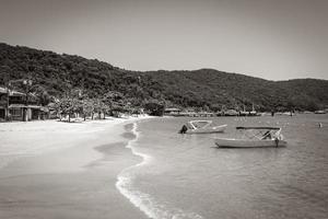 den stora tropiska ön ilha grande abraao beach brazil. foto