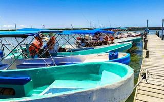 panorama landskap båtar hamn hamn färjor puerto de chiquila Mexiko. foto