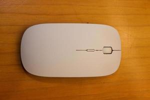 en enkel vit mus design illustrerade på en vedartad yta foto