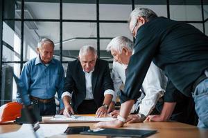åldrig team av äldre affärsman arkitekter Arbetar med planen i de kontor foto