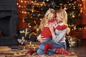 mor och liten flicka har roligt och fira jul högtider foto