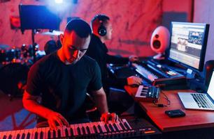 ljud ingenjör ha inspelning session med piano spelare inomhus i de studio foto