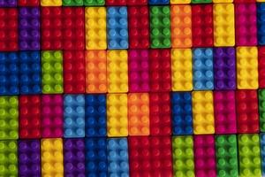 färgrik plast byggnad blockera mönster isolerat. leksak för barn foto